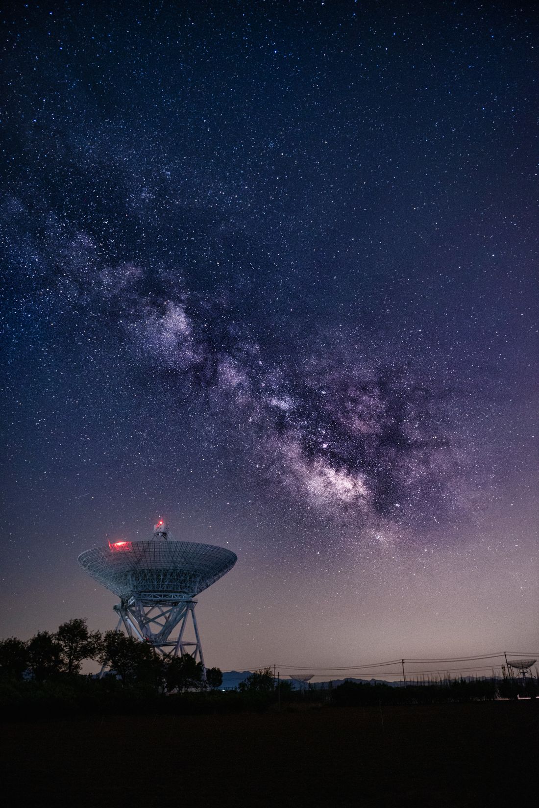 A radio telescope pointed at the Milky Way